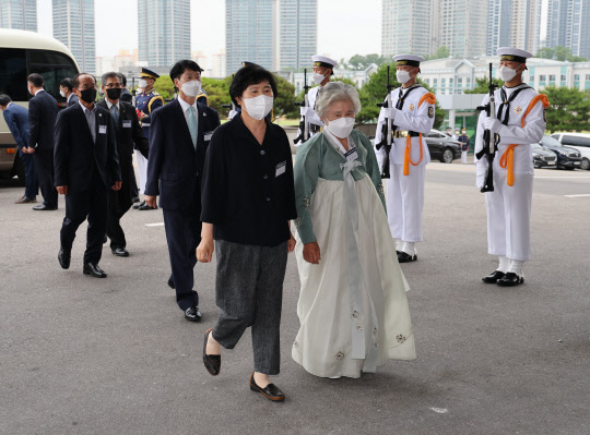 고(故) 민평기 상사의 모친 윤청자 여사 등이 9일 서울 용산 대통령실 청사에서 열린 '호국영웅 초청 소통식탁'행사 참석하기 위해 차량에서 내려 대통령실 청사로 들어서고 있다. 연합뉴스